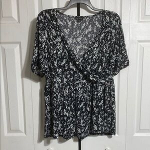 Lane Bryant black off white & pale green v-neck top shirt blouse size 18 / 20